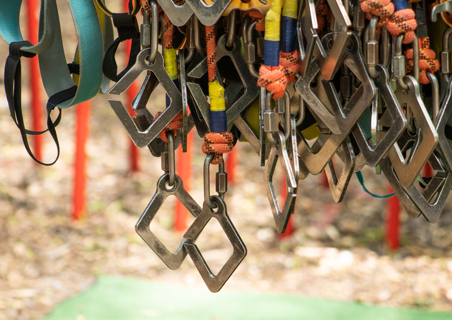 Cliente recibiendo regalos promocionales personalizados con su nombre, cajas coloridas y productos marcados con logotipo