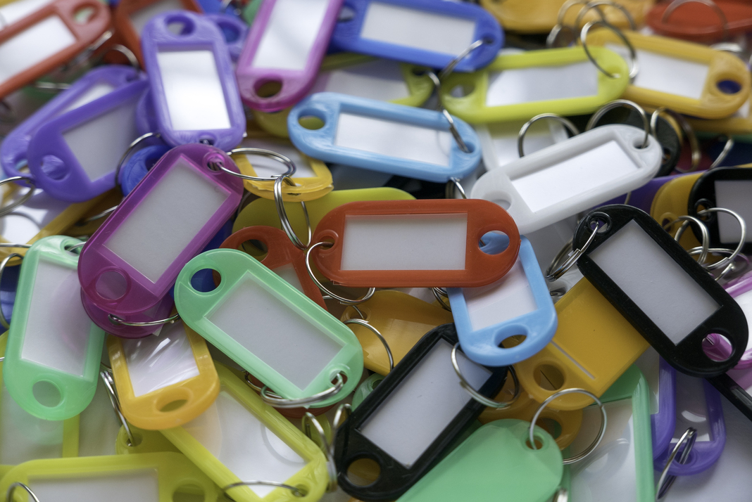 Obsequios corporativos como llaveros y tazas con logotipo repartidos en un evento para aumentar visibilidad de marca